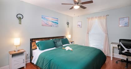 Bright & Comfortable Retreat for up to 7 + a baby, Close to Everything!