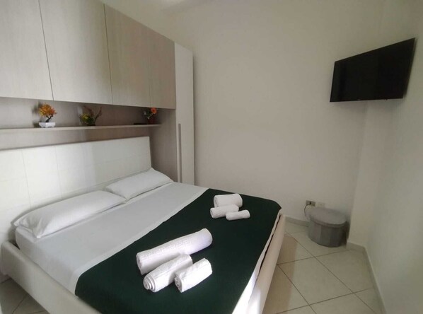 6 dormitorios, tabla de planchar con plancha, ropa de cama