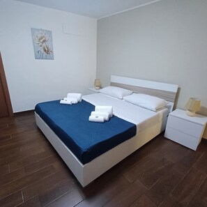 6 dormitorios, tabla de planchar con plancha, ropa de cama