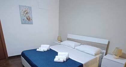 RENTS ROOMS GOLD COZY FACILITIES IN THE CENTER OF BARLETTA