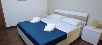 RENTS ROOMS GOLD COZY FACILITIES IN THE CENTER OF BARLETTA