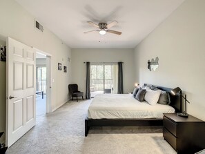 3 habitaciones, tabla de planchar con plancha y cuna de viaje 