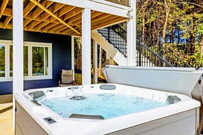 Outdoor spa tub - Lakefront Lake Anna 6-Suites, Hot Tub (Mineral)