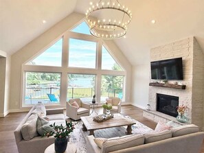 Smart TV, fireplace - NEW 7BR Lakefront Lake Anna 6-Suites, Hot Tub (Mineral)