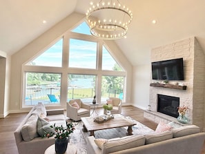 Una Smart TV, una chimenea