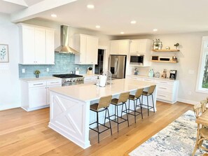 Fridge, microwave, oven, stovetop - NEW 7BR Lakefront Lake Anna 6-Suites, Hot Tub (Mineral)