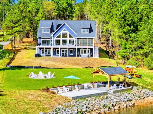 NEW 7BR Lakefront Lake Anna 6-Suites, Hot Tub