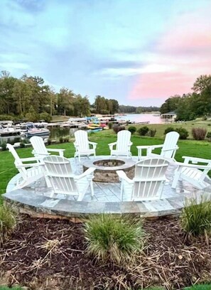 Property grounds - NEW 7BR Lakefront Lake Anna 6-Suites, Hot Tub (Mineral)