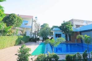 15 من حمّامات السباحة المغطاة