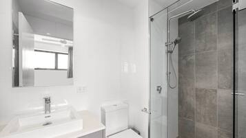 Haartrockner, Handtücher, Seife, Shampoo