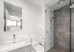 Asciugacapelli, asciugamani, sapone, shampoo