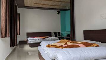 Quadruple Room | Rollaway beds, bed sheets