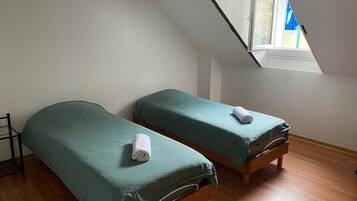 4 bedrooms, iron/ironing board, bed sheets