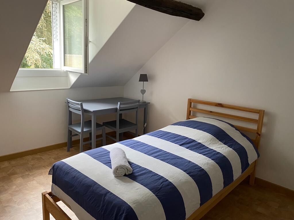 4 habitaciones, tabla de planchar con plancha y ropa de cama 