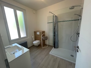 Sèche-cheveux, serviettes fournies, papier toilette