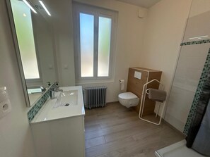 Sèche-cheveux, serviettes fournies, papier toilette