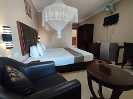 Suite, balcón, vistas al jardín | Escritorio, espacio para trabajar con un portátil, wifi gratis
