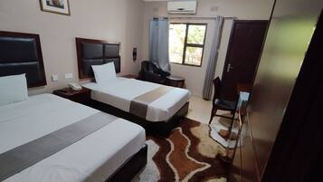 Suíte família, sacada, vista para o jardim | Escrivaninha, espaço de trabalho para notebook, Wi-Fi de cortesia