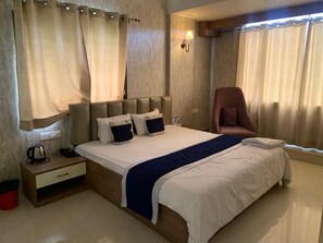 Quarto casal luxo | Ferros/tábuas de passar roupa, Wi-Fi de cortesia