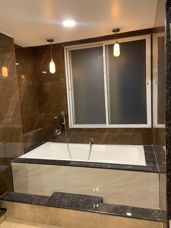 Luxury Suite, City View | Bathroom | Separate bathtub and shower, free toiletries, towels, soap - Hotel BTP INN (Nagpur)