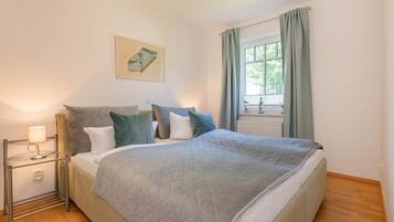 2 quartos, berço de viagem, roupa de cama