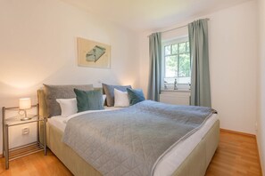 2 bedrooms, travel cot, bed sheets