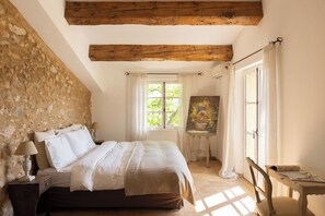 5 habitaciones, escritorio y tabla de planchar con plancha 