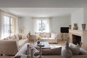 Smart TV, fireplace, foosball, table tennis