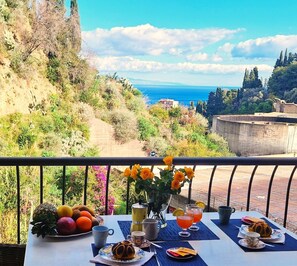 Outdoor dining - Mediterranean: Pool and Parking on site, in the Center of Taormina (Taormina)