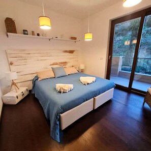 2 bedrooms, desk, iron/ironing board, travel crib