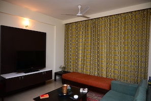 Club Room, Balcony, City View | In-room safe, blackout drapes, soundproofing, iron/ironing board