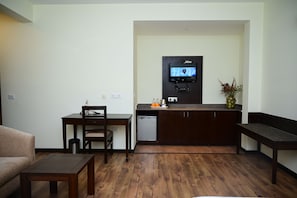 Club Room, Balcony, City View | In-room safe, blackout drapes, soundproofing, iron/ironing board