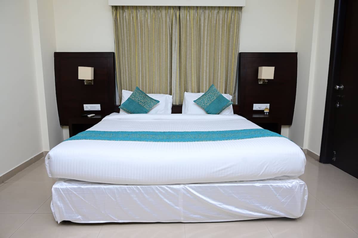 Club Room, Balcony, City View | In-room safe, blackout drapes, soundproofing, iron/ironing board