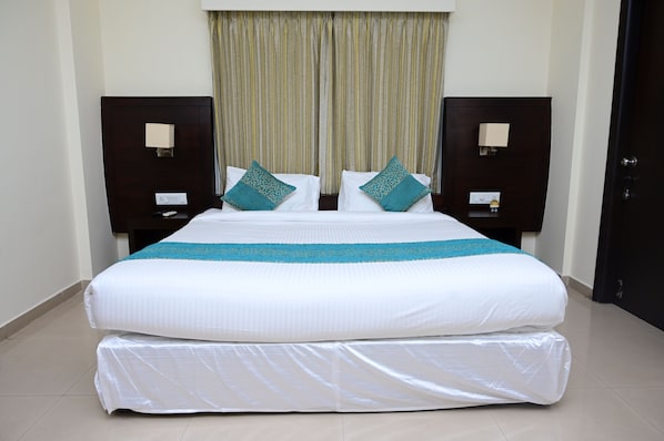 Club Room, Balcony, City View | In-room safe, blackout drapes, soundproofing, iron/ironing board