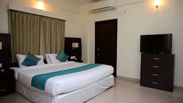 Club Room, Balcony, City View | In-room safe, blackout curtains, soundproofing, iron/ironing board