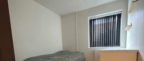 4 bedrooms, desk, WiFi, bed sheets