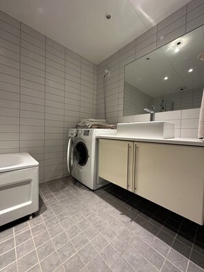 Dusj, håndklær, såpe og toalettpapir