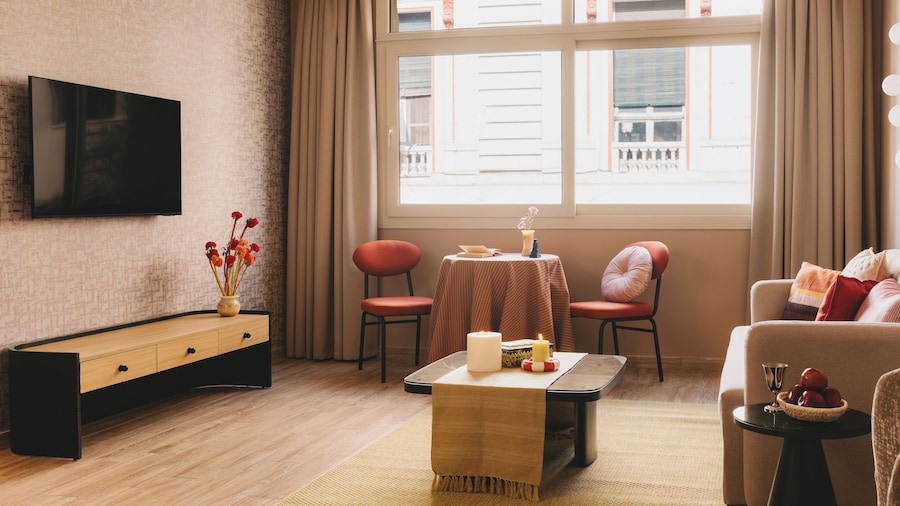 Saint J Hotel