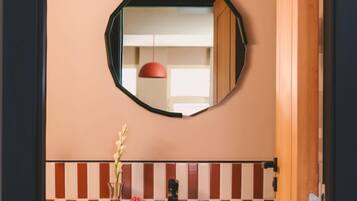 Studio with Sofa Bed | Baño | Secadora de cabello, toallas, jabón, shampoo