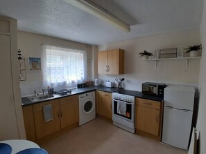 Mikrobølgeovn, ovn, brødrister og kjøkkenutstyr