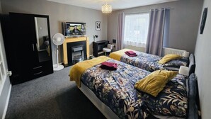 2 Schlafzimmer, Schreibtisch, Bügeleisen/Bügelbrett, kostenloses WLAN