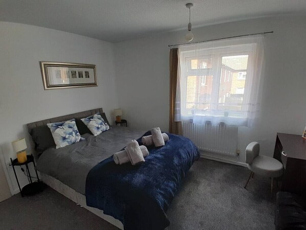 2 bedrooms, desk, iron/ironing board, WiFi (free)