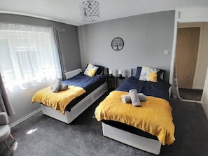 2 habitaciones, escritorio, tabla de planchar con plancha y wifi gratis