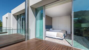 5 bedrooms, iron/ironing board, WiFi, bed sheets