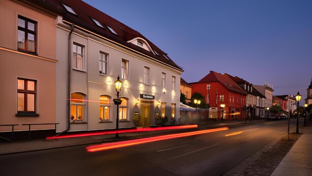 A street view of a building with a sign that reads "Hotellet." - Ratskeller Hotel & Restaurant Lindow  (Lindow)