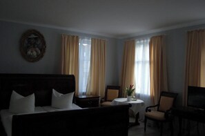 Double Room, River View | Desk, laptop workspace, free WiFi