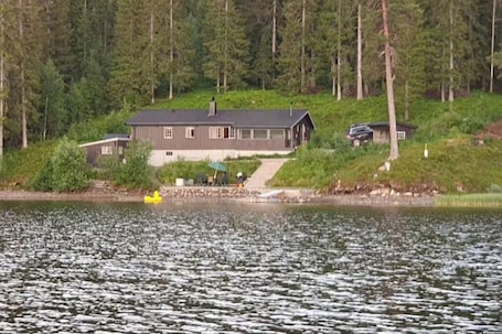 外観. Authentic Norwegian Cabin with Stunning Lake Views - Cottage with Fishing