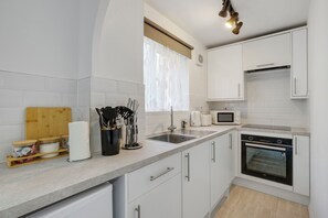 Microondas, horno, placa de cocina