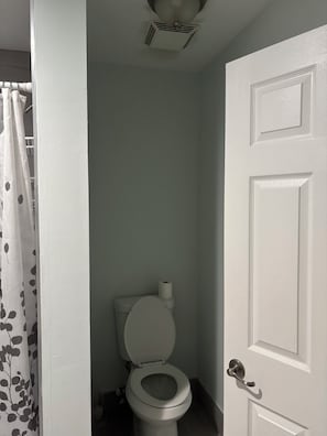 مجففات شعر، مناشف، ورق حمّام