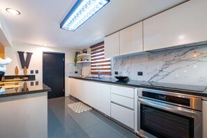 Kühlschrank, Mikrowelle, Ofen, Herdplatte